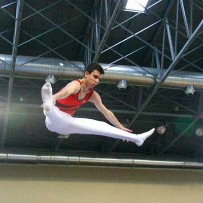 De mi no tengo mucho que contar solo que me encanta la vela, el trampolín y la hípica como forma de vida. Pádel a veces y hechar unas risas con mis amigos.
