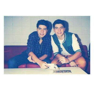 ♥Todo tiene un porque y yo tengo un por qien♥  Amando con locura a dos tios sevillanos  ♪Nos unio la musica y si algo no separa nos separara ella♪