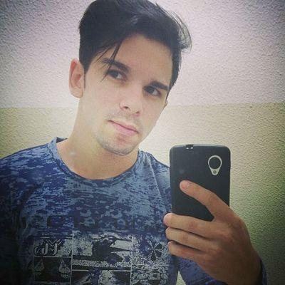 Sou uma pessoa que não mede esforços pra conquistar meus sonhos e principalmente guardar minha honra... xD