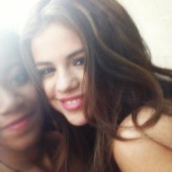 vc reclama da vida mas pelo menos não ama selena gomez e odeia selena gomez tudo ao mesmo tempo