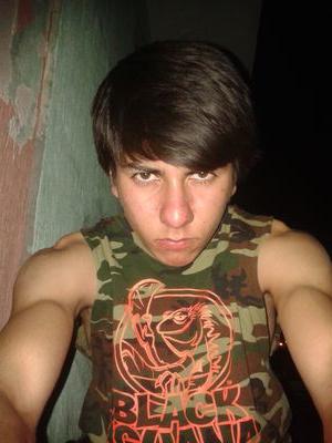 Mi genero musical es el metal, toco la guitarra