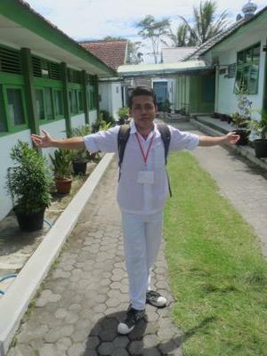 “Calon manusia sukses tidak akan pernah
mengeluh, tapi akan sibuk memperbaiki diri dari
kesalahan yang pernah dibuatnya”