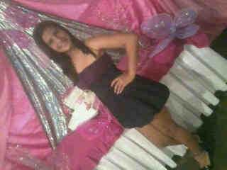 si un poco crazy ♥ me encanta salir con mis amigo en especial GabrielaAG. ah vivo en un mundo en que demasiado absurdo y bueh sígueme y te sigo♥.. :*