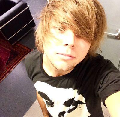 here's a free follow, please follow @ashtonsthug !