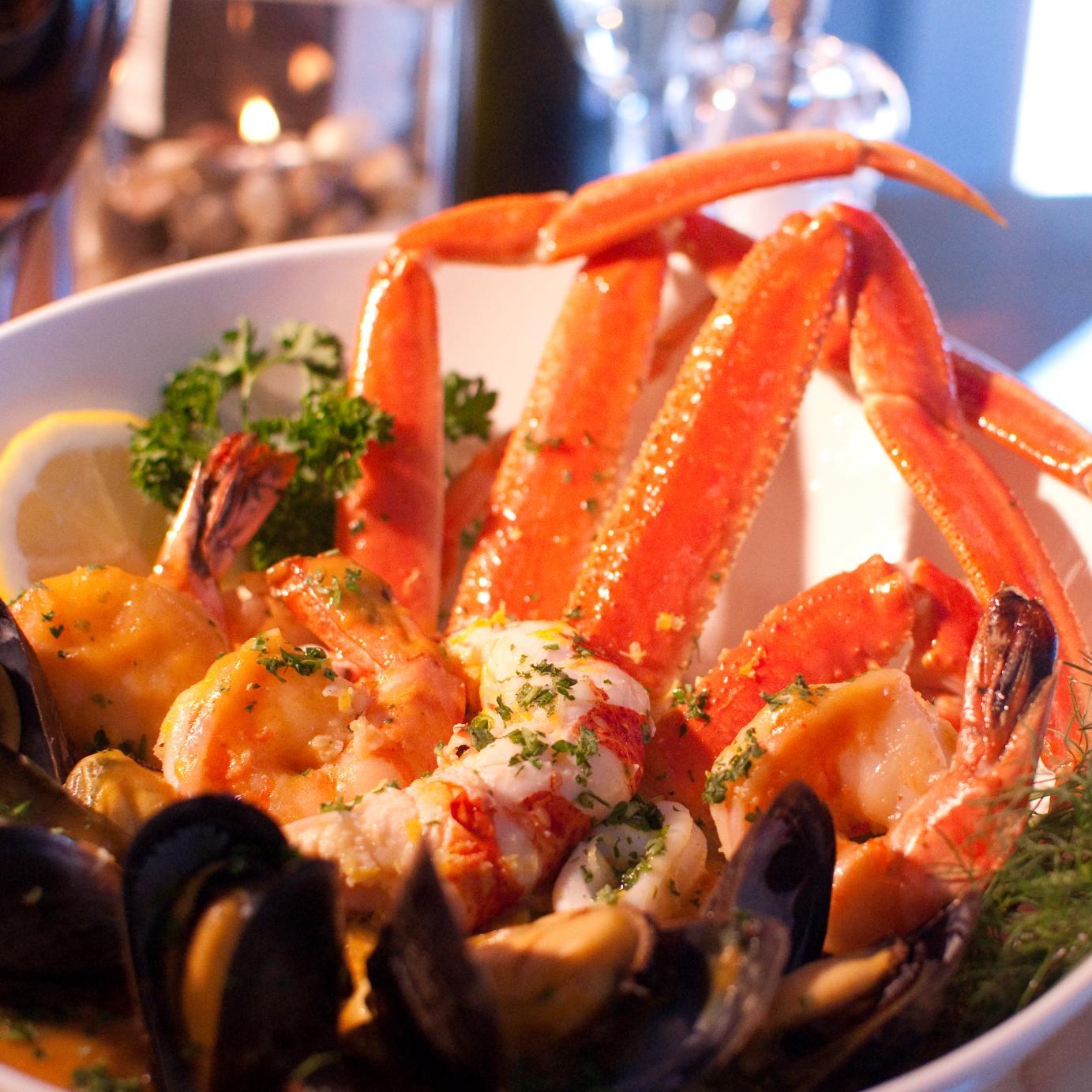 A Maritime house, fresh fish, lobster, crab, shrimp, scallops, oysters, mussels, chowder, crab cakes fish&chips, bouillabaise, rib eye steak. Gluten free !