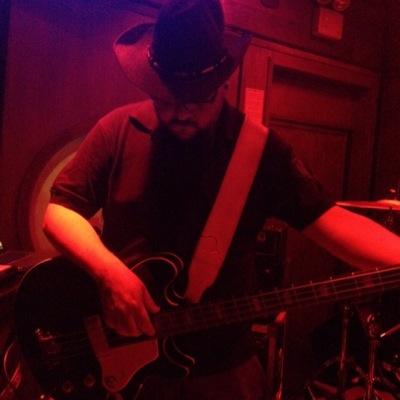 danielluti's profile picture. Publicista, sonidista, constructor, roadie, carpintero, bartender, y la colonia tovar.. Facebook e Instagram: @danielluti