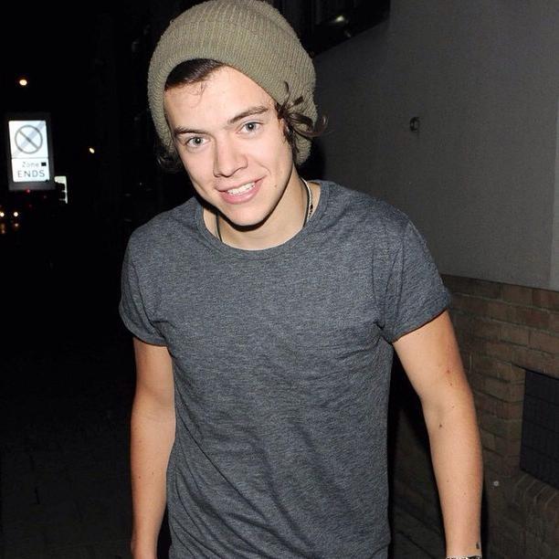DONT FOLLOW THIS ACCOUNT FOLLOW @xgrungeharry ! she follows back :)