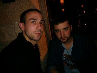 Sen moito pero con algo, un máis pero non, quixera ser o morto mais son o escravo.
