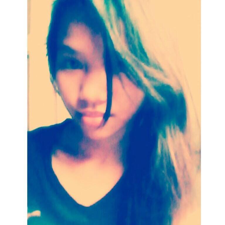 Im no ordinary jelly aced unicorn. And yeah, just like you i'm a 5sos Fam too :)
Im just a shitty kid with great taste of music.