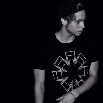 Hi please follow @infinitexash she follows back! thanks xx