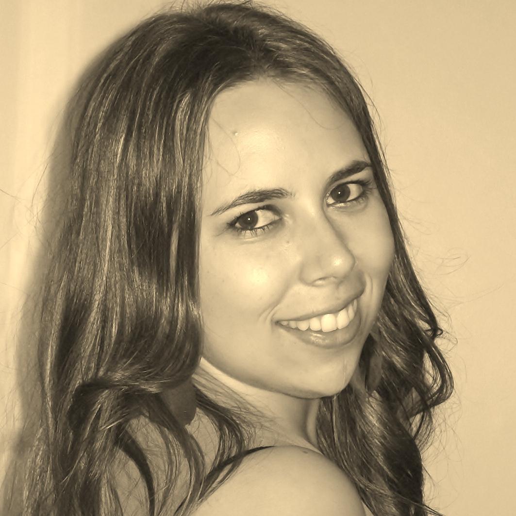1st I´m a dreamer, then I am a Journalist and a Marketing and Communications Student. Love music, cinema, people, society, clothes, shoes...I´m a girly girl! :)