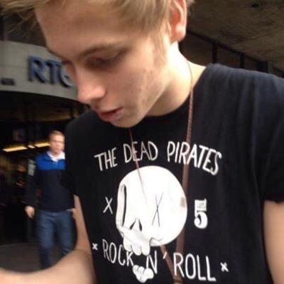dont follow this acc, follow this one @calumxhoodscum