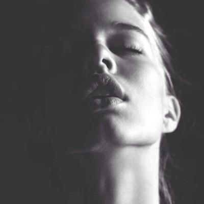 إمرأة تبرأ منها لسانها و إحتضنها القلم . * لا أقتبس ، للنقل + #ب_خ .