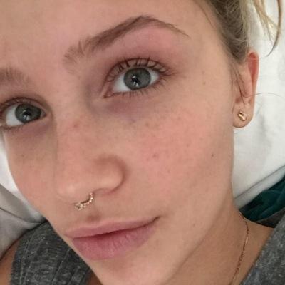 FOLLOW @catapuIta BC SHE JUST GAVE YOU A FREE FOLLOW!!