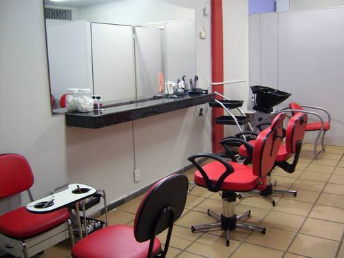 Salão de beleza, cortes e tratamentos, massagem relaxante, make up, micropigmentação, manicure e pedicure e depilação.