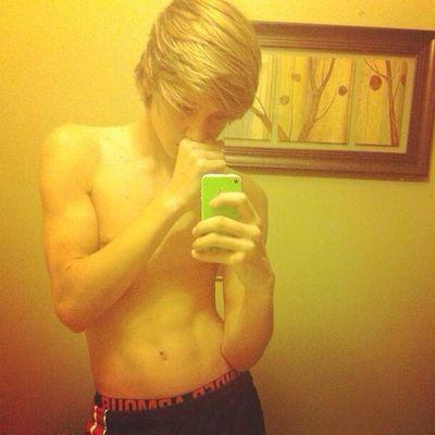 I'm gay 15 / SINGLE / live in ohio USA / like any boy /                                   lives in lonely ville