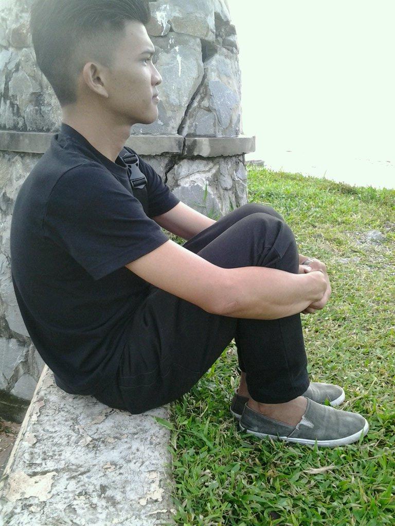 Born on 08.03.1992..nothing special about me n im just a simple guy..so shut the f**k up..