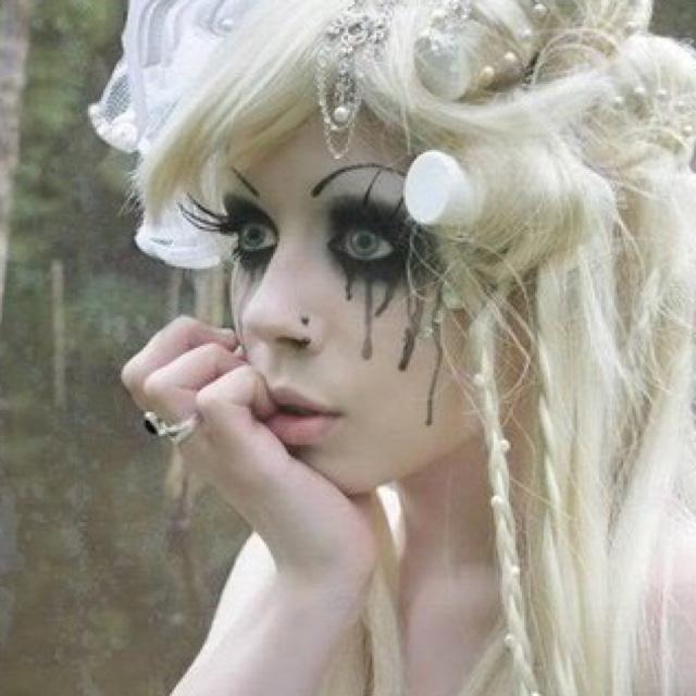 OpheliaUpp's profile picture. Doll parts.