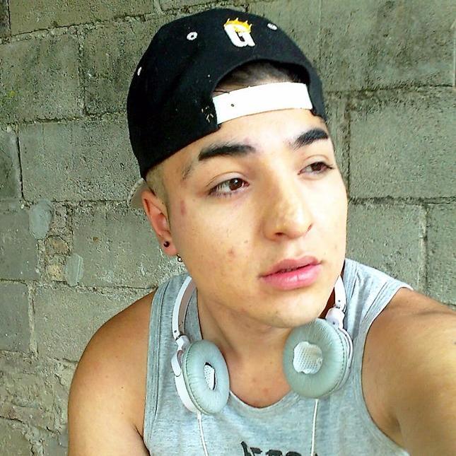 LES CONTARE MI SECRETO
SOI CANTANTE 3
PERO NO FAMOSO -.-
SOLO CANTO PARA ELLA 3