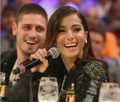 O Que Tem Na Bolsa Da Anitta hsjshsiankajala 
12/12/2014