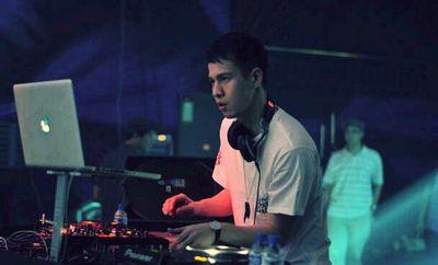 21 years old DJ from Jakarta Indonesia. Best Male Dj 2011/2012 by ChoonsAwards :) Jangan Lupa Follback Akun Baru Ku :D My Pin:51FF5203