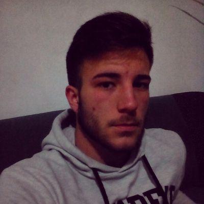 No esperes buenos momentos para ser feliz , se feliz y los buenos momentos vendran ;)