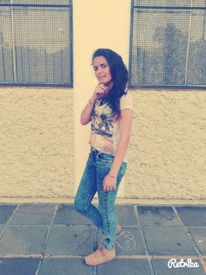 ae to aqui pra dizer q te amo e nao sou boa em palavras mas direi uma so palavra e um olhar q vc ja me entende e me completa 2bj p. @lariiii_alves
