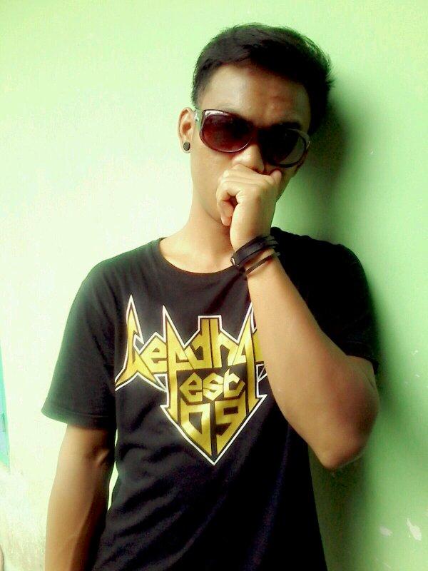 EvheadsYoudhy's profile picture. My Profile

Nama :  Denny Wahyudi
TTL :  Bandung, 9 july 1995
Agama :  Islam
Hoby :  Nyanyi, komputer, Dengerin Musik Rock,Mainin Hp
Impian   :  Penyany