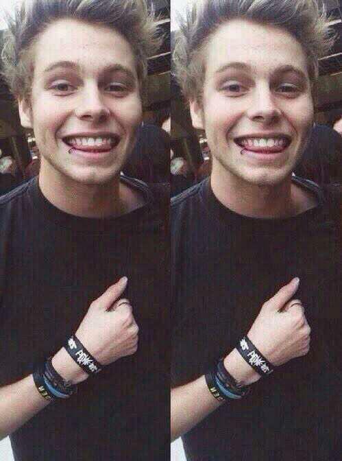 Please follow @LxshtonFeels because she just gave you a free follow. Ask for a follow back. xx