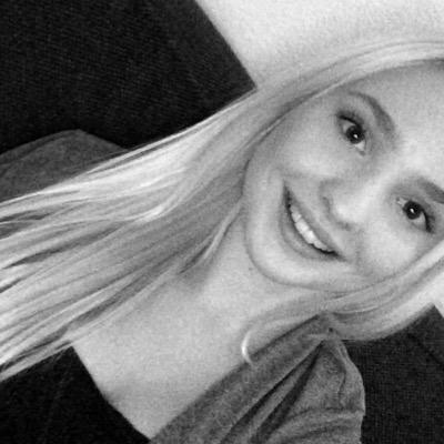 Evi, 15,Dutch,Beautyblogger,singer and more me: ( @evitje98 ) Facebook: https://t.co/aFQbcI3bYi Youtube:http://t.co/ITC1A4drZV Contact: info@beautyinone.com