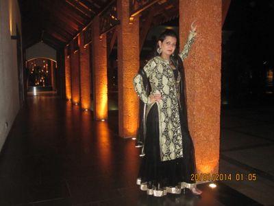 shopping freak..music n dance lover.now a twitter addicted.but a housewife too.