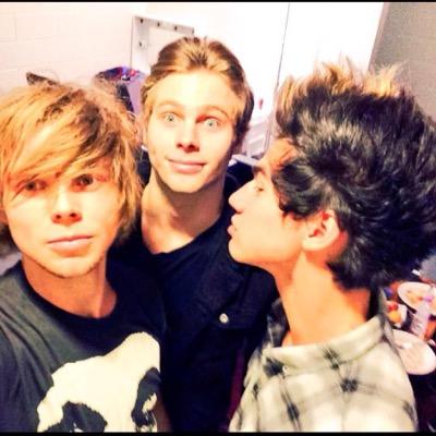 40% updates 60% fangirling |Jessie| co-owners: Thandeka| Logan| Melanie