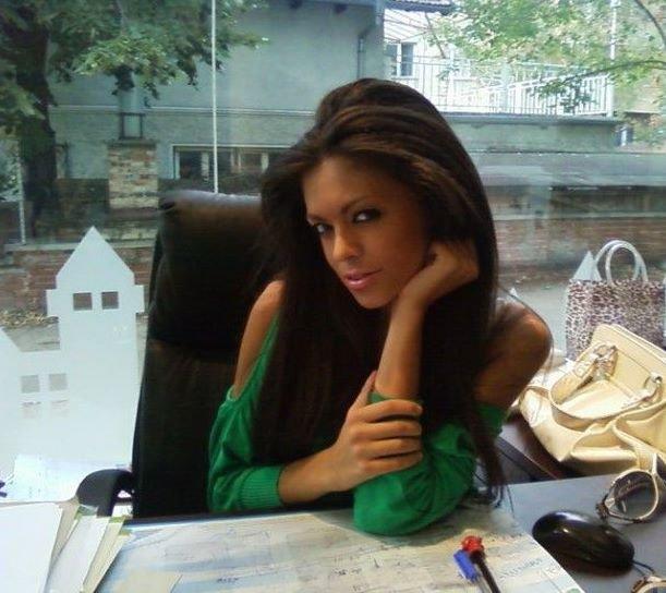 ideas-Professional web trailblazer  ...  Passionate social media fan ,  ith boxing gloves on ,