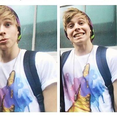 Hey guys this is a free follow for being in this fandom! Please do me one favor in return! Follow @CamilleTacud she follows back, just mention! LYSM! #5SOSFAM