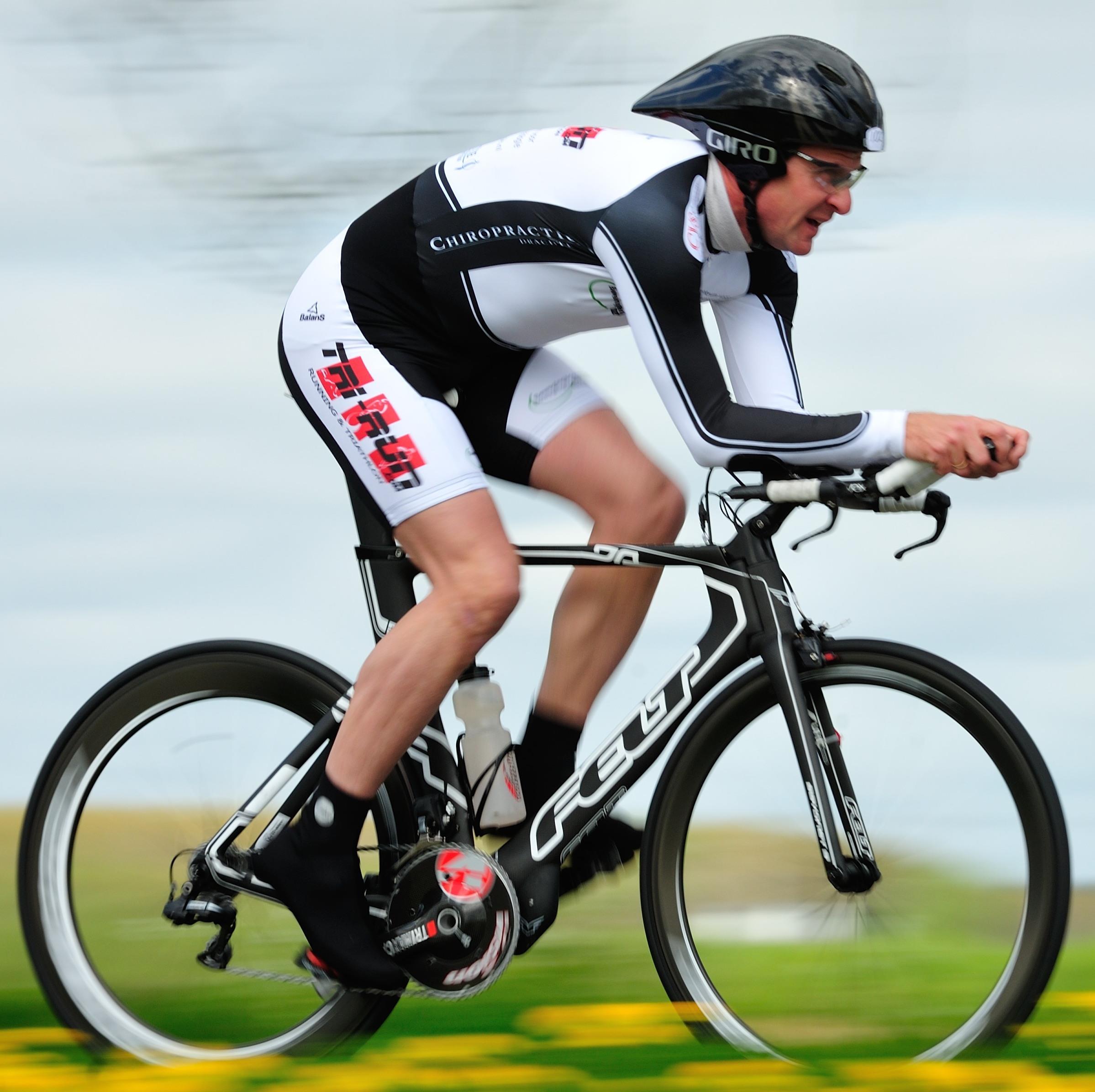 Echtgenoot van Baukje. Papa van tweeling Jere en Tieme. Tijdrijder én triatleet in ruste. Al adem ik nog steeds triathlon.