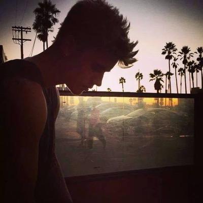 ~Você sofre ? ~Sou belieber e Lovatic ! ~Sou fã do cara que fuma uns bagui e que raspou o cabelo porquê o amg estava com câncer ...