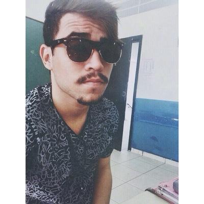 não sei explixar o que eu sinto, não sei escrever, talvez mal saiba demonstrar, mas eu sinto muito.