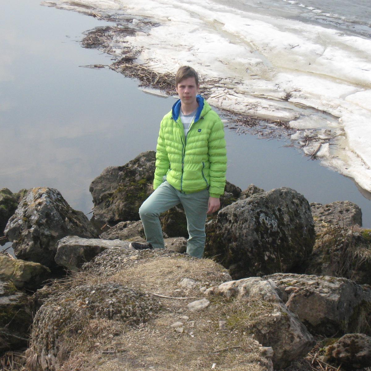 Dins_ss's profile picture. Cilvēks var apstāties, kāpjot uz augšu, bet nekad- krītot.