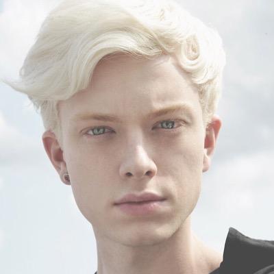 HeartofErebor's profile picture. A globe with a thousand facets; I shine like silver in the firelight, like water in the sun, like snow under the stars, like rain upon the Moon!