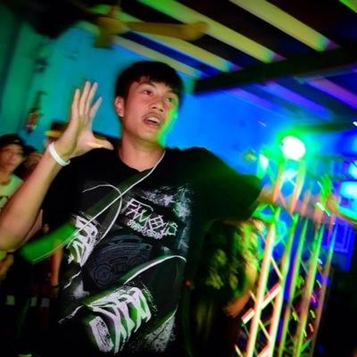 bboyliljet's profile picture. เป็นคนเกรียนแต่เฟรนลี่นะๆ นักร้องนำวง Snowkel นักเต้นทีม SKK crew นักเรียน รร.สกลราชวิทยานุกูล ม.6/12 Facebook : เราคือ คนที่ชื่อว่า เกียร์ Line : Kia_liljet