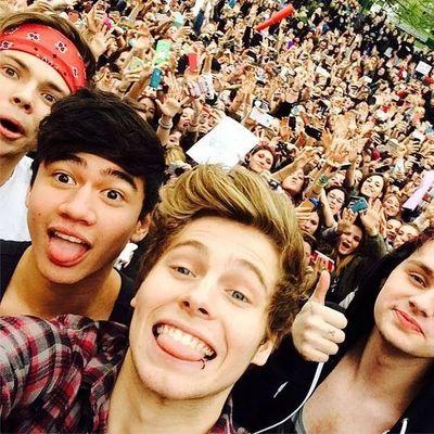 JuStIn BiEbEr Is #1
WiZ kHaLiFa
BeCkY g LuIs 
5 sEcOnDs Of SuMmEr