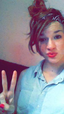 My name is Eva, I am 17 years old I am fascinated by music come to follow myself on my account. Je m'appelle Éva, j'ai 17 ans je suis passionné de musique venez