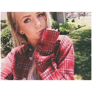 im single my name is kelsey im bisexy hmu ❤️❤️❤️❤️