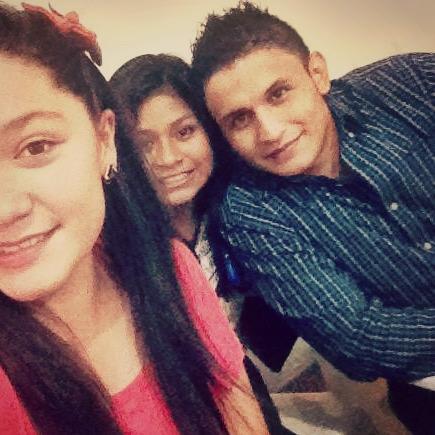 No vale la pena aferrarse a lo que te
hace daño y al pasado. La vida continua, solo
ama a quien te ama y valora a
quien te valora. ♡LYL2♡