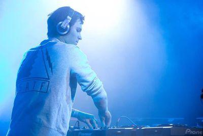 Download #STRONG #TOTEM and #UNITE to support Ansolo / Fan of books, @Ansolo_music (aka @AnselElgort) and smiling/ Instagram: ansolite