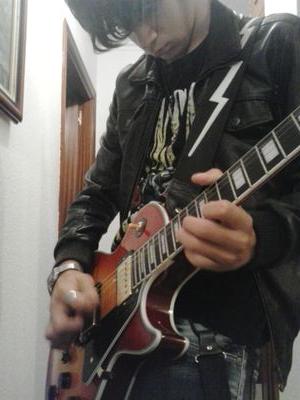 Decadencia, amargura, necesito amor...        Guitarrista de heavy desde o 2009                     ao final un siempre queda en soledad