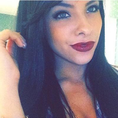 23 / Vegas / I'm somewhere between sweatpants and a bathing suit. ✌️