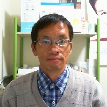１９７４年生　神奈川県出身　創造力発揮コーチ。
「全ての人に創造力があり、その創造力を発揮する」ためのコーチングを行っています。
　
　過去１０年以上、心理学を始め、究極の自己啓発を学び、瞑想を通してのスピリチュアルからの創造力発揮の研究をしてきました。自己啓発から創造力発揮の道を切り開いていくことを教えています。