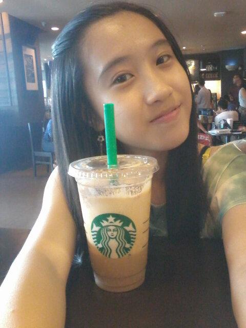 cewek. manusia. hidup. bernafas.