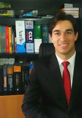 Baiano. Advogado. Formado em Direito pela PUC Goiás.